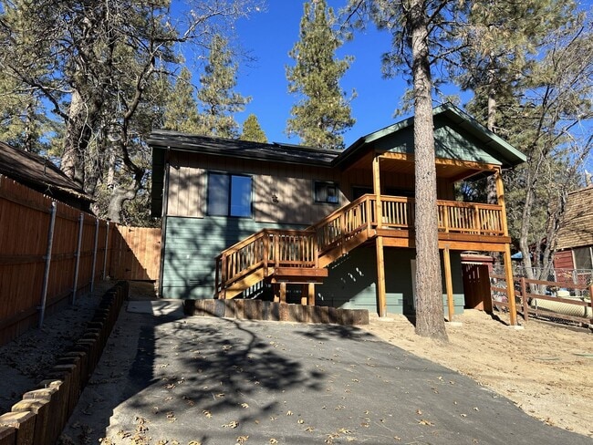 Building Photo - Newer 2 Bedroom Home