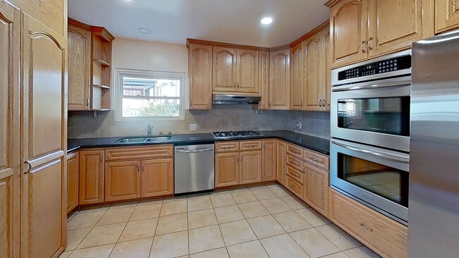 Building Photo - 3-Bedroom Home with Paid Solar & Bonus Outdoor Space in Northridge