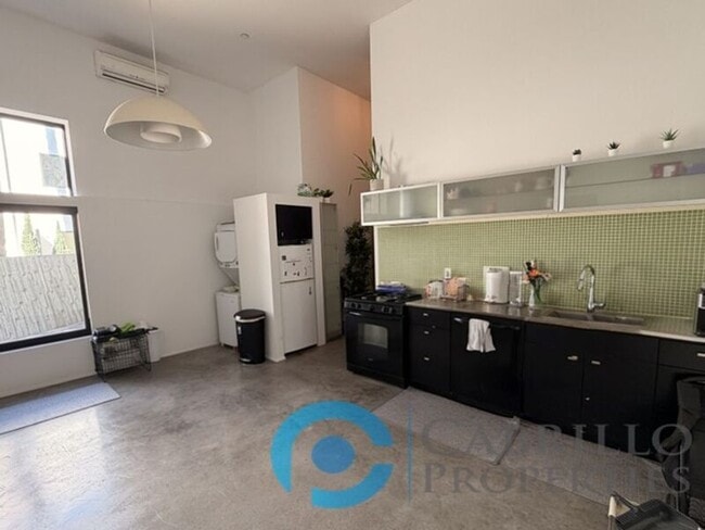 Photo - 3771 Centre St