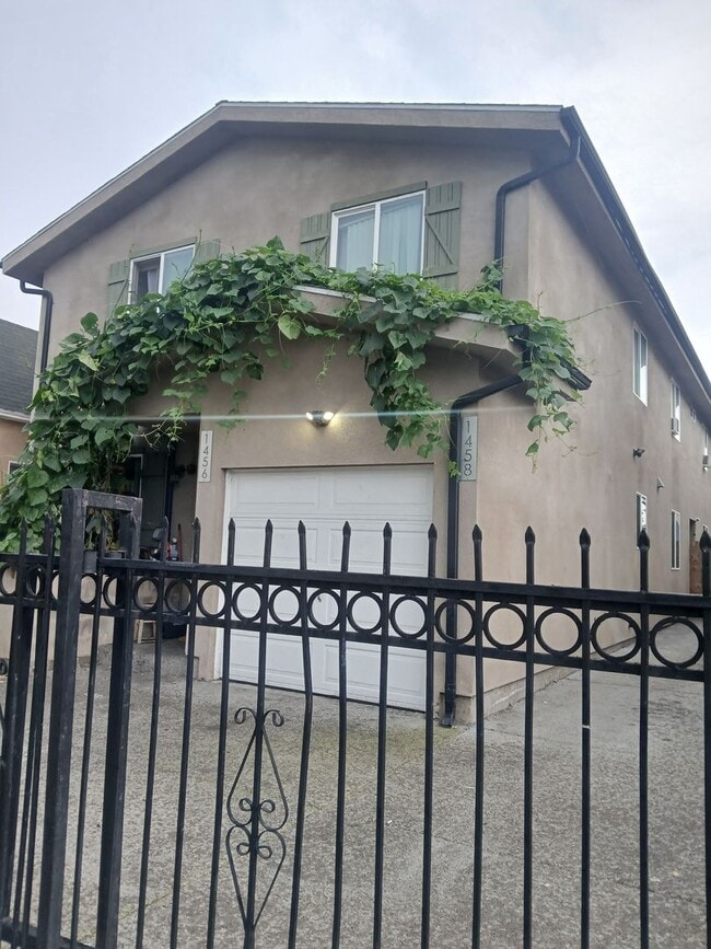 Building Photo - 23(1456,1458) Unit 23(1458)