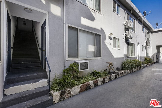 Building Photo - 925 N Curson Ave Unit 8