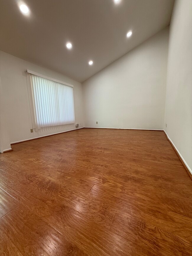 Building Photo - 3340 Honolulu Ave Unit 3340 Honolulu