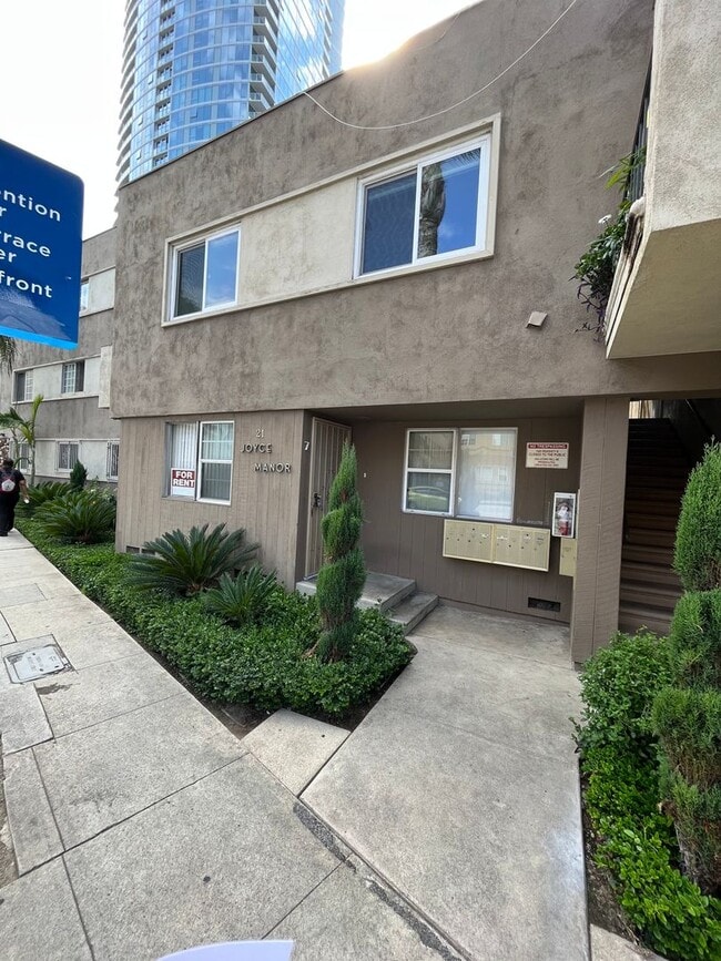 One bedroom condo with garage off Ocean Blvd. - One bedroom condo with garage off Ocean Blvd.