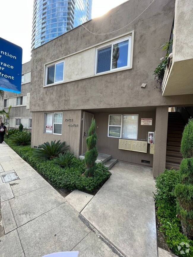 Building Photo - One bedroom condo with garage off Ocean Blvd.