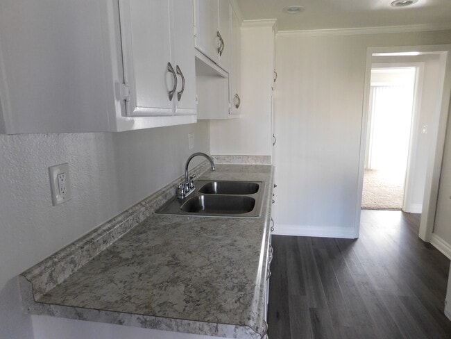 Photo - Valencia Apartments