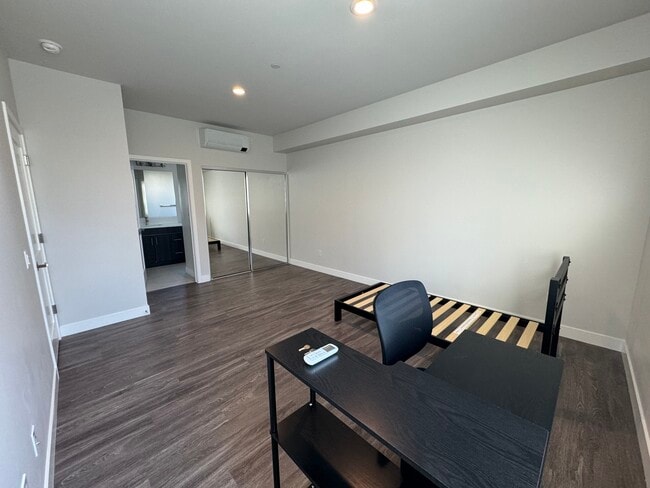 Photo - 1220 W 35th St