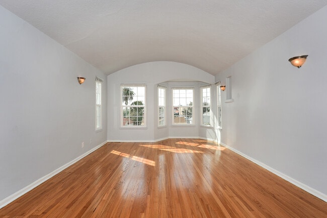 Photo - 1254 N Mariposa Ave