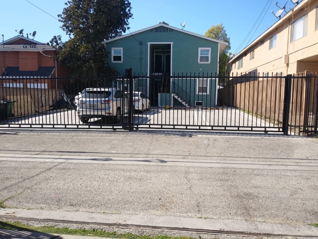 Photo - 2650 S La Salle Ave Unit 2650