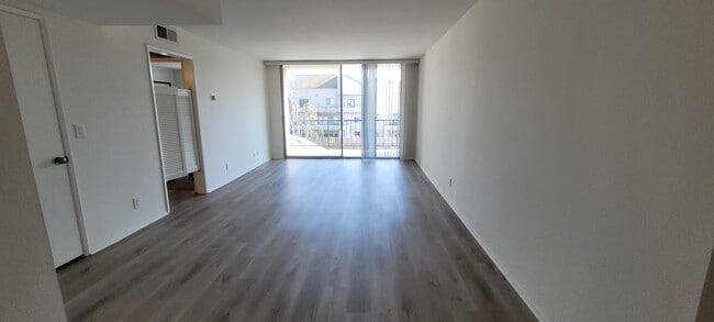 Photo - Woodman Oaks Apartments