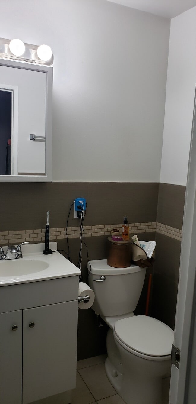 Common Bath - 765 W Citrus Edge St