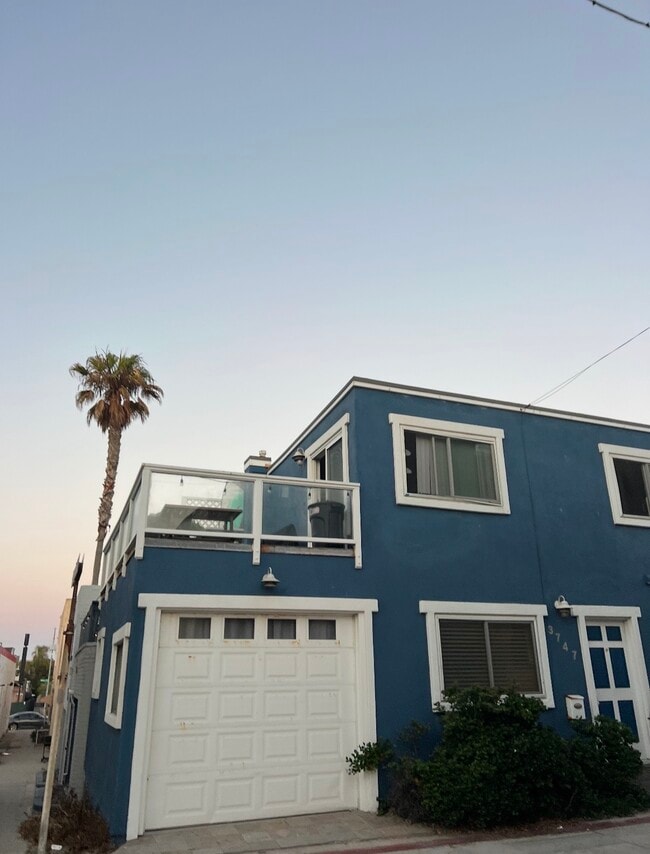 Photo - 3747 Strandway