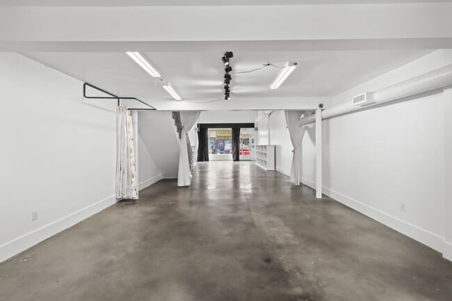 Building Photo - 1050 S Fairfax Ave