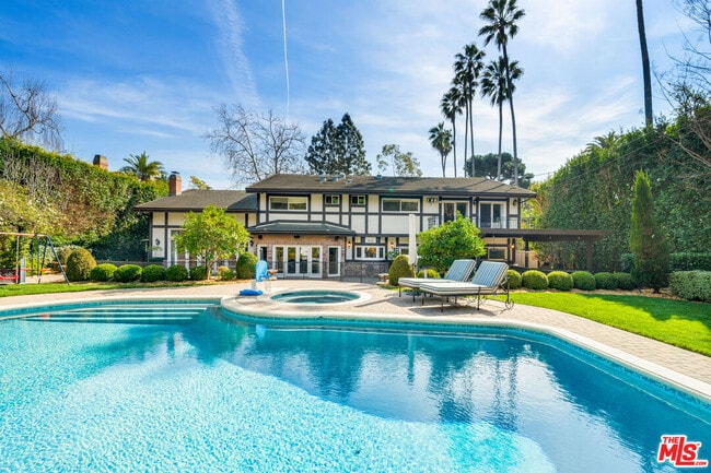 Building Photo - 13037 San Vicente Blvd