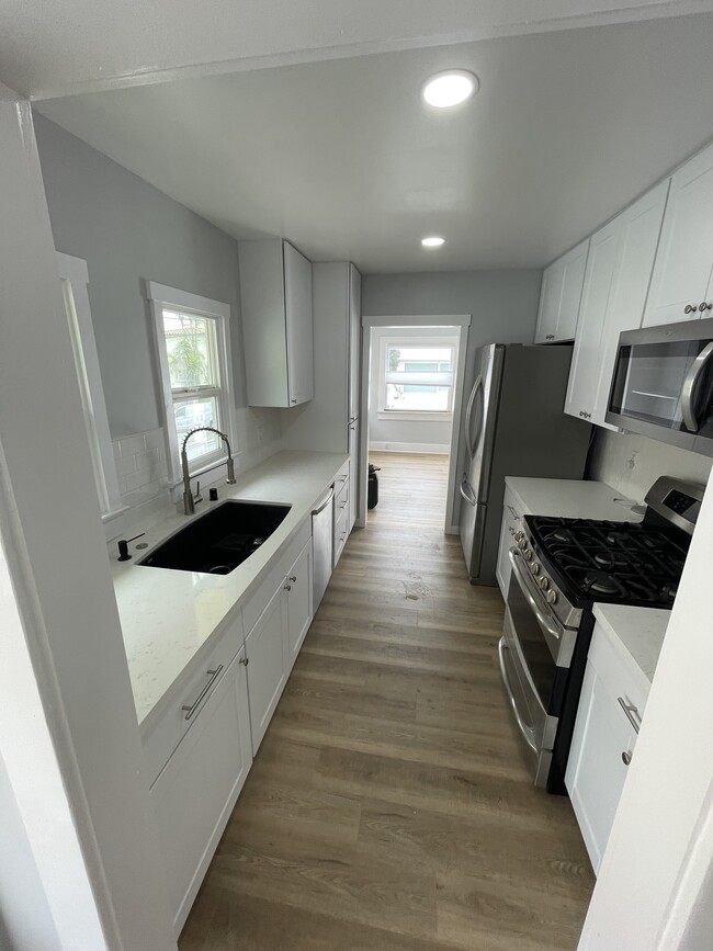 Building Photo - 906 7th St