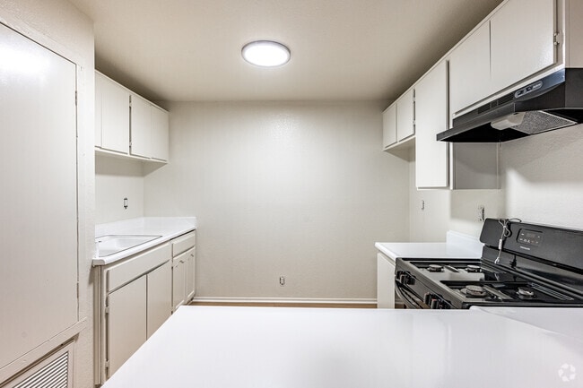 1BR, 1BA, - 515SF - Kitchen - 601 North East End Ave