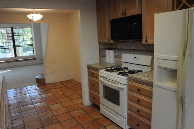 Villa de Montecito - Villa de Montecito Unit 1938 N Jameson C