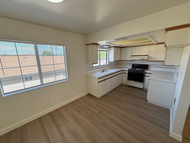 Photo - Paul Lee - R7535 Unit B