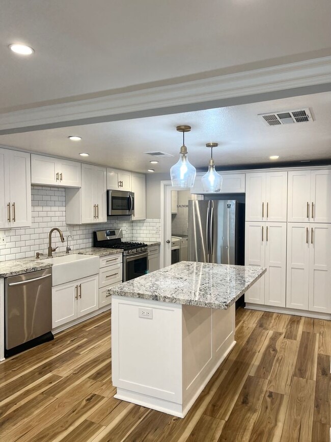 Building Photo - 4 Bed/ 3 Bath Yorba Linda Home with 2 Car Garage