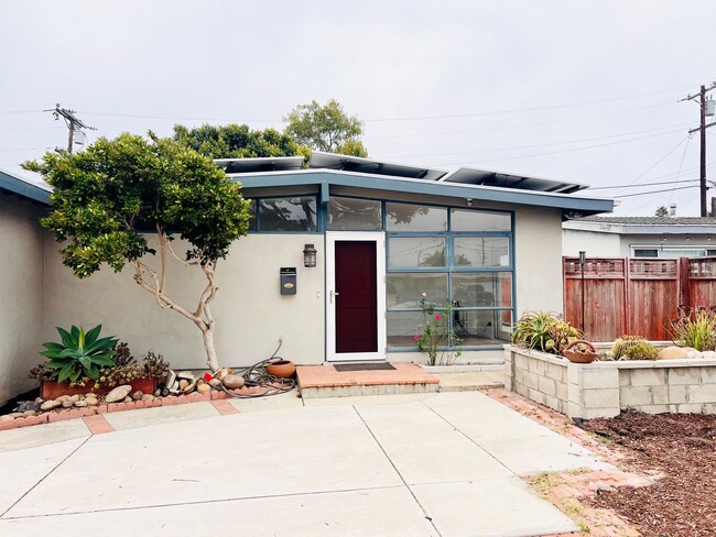 Building Photo - Mid Century Bungalow in prime Clairemont location!