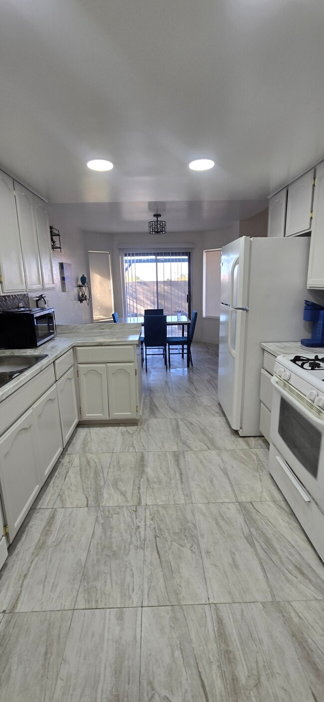 Kitchen - 3403 E Avenue S3