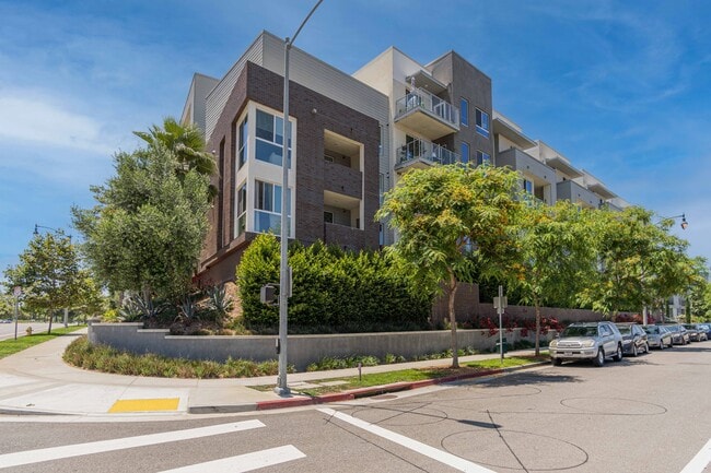 Building Photo - 12655 Bluff Creek Dr Unit Playa Vista