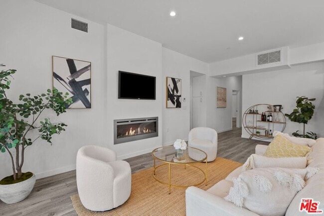 Photo - 5114 Cahuenga Blvd
