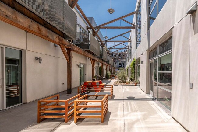 Building Photo - 527 Molino St Unit 527 Molino  107