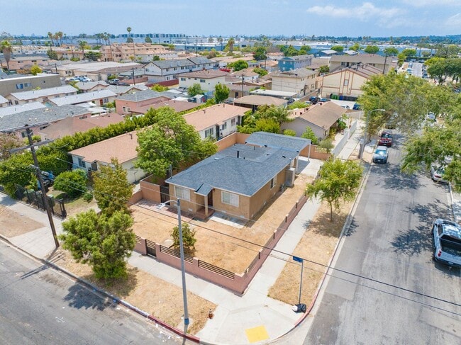 Photo - RECENTLY REMODELED, BRIGHT & AIRY 3BR2BA HOUSE ON SPACIOUS CORNER LOT W/ LARGE WRAP AROUND YARD &...