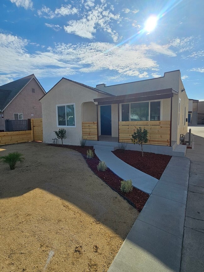 Building Photo - South Gate Rental