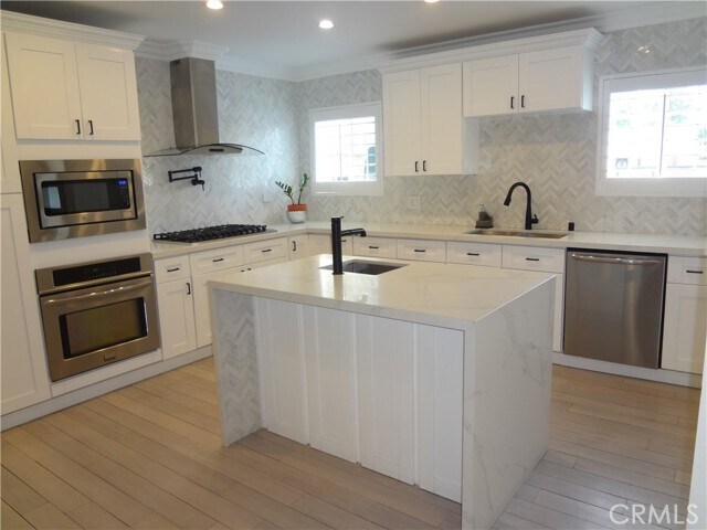 Photo - 22135 Vanowen St