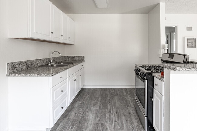2BR, 1BA - 806SF - Kitchen - Glen Forest Apartments