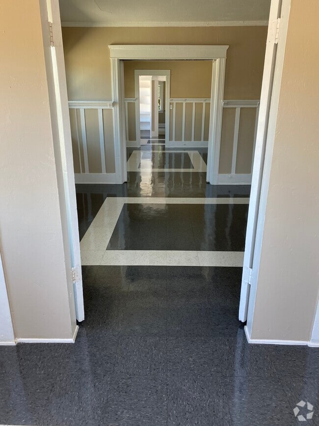 Building Photo - 718 W 55th St Unit 718 Rental