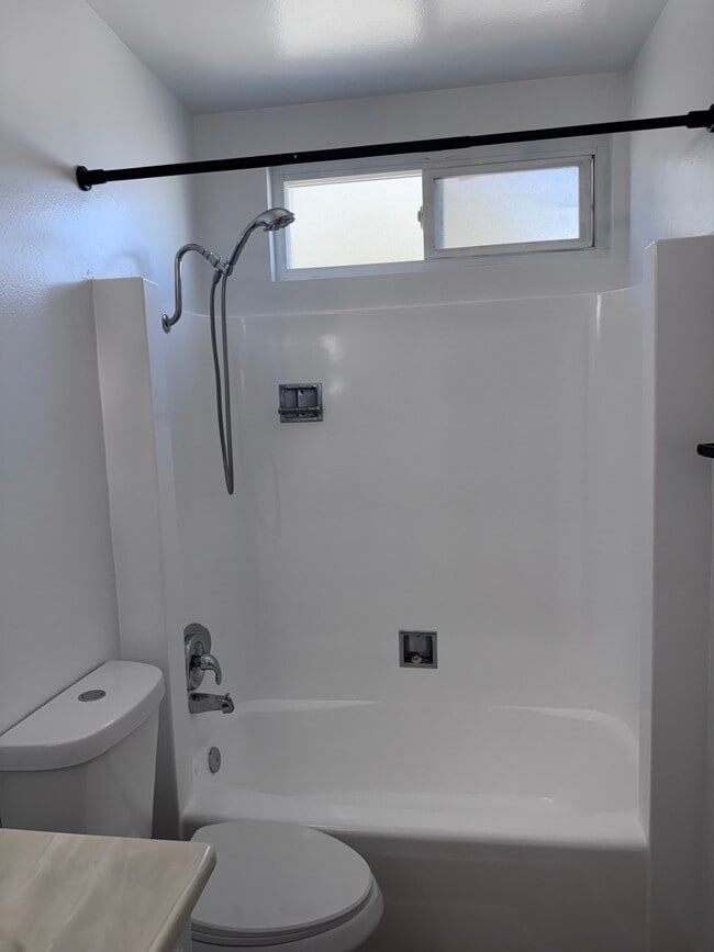 Photo - 1360 Hornblend St