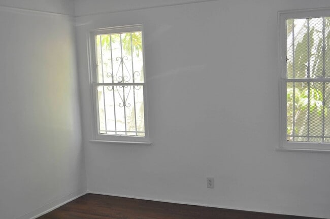 Spacious bedroom - 1354 S Cloverdale Ave
