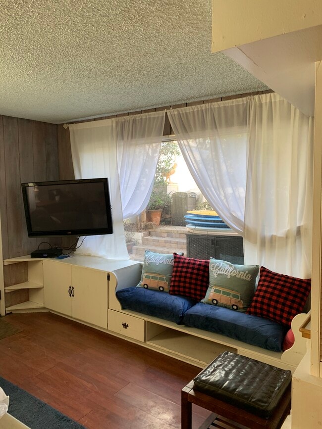 Cable TV, wifi and built-ins in livingroom - 306 17th St Unit Beach Cottage