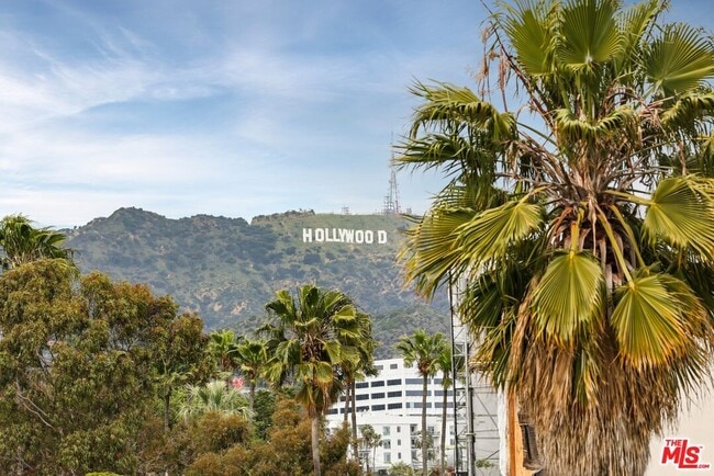 Building Photo - 1035 N Vista St