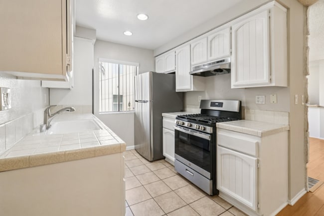 Photo - 725 E Providencia Ave Unit 206