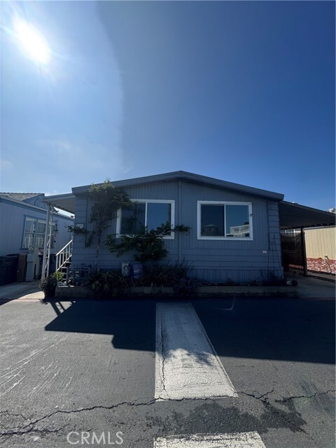 Photo - 21851 Newland St