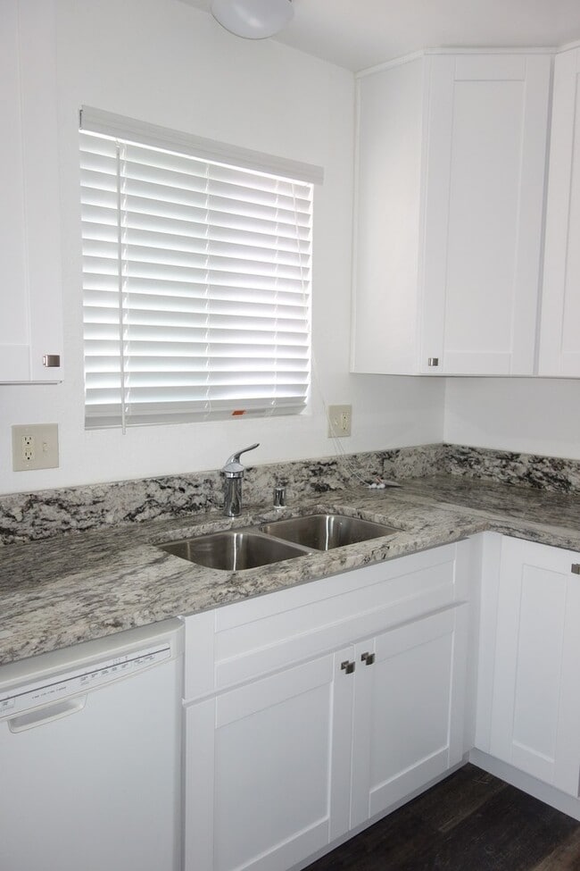 Photo - Renovated Large 2 Bedroom/1 Bathroom Top F... Unit 3