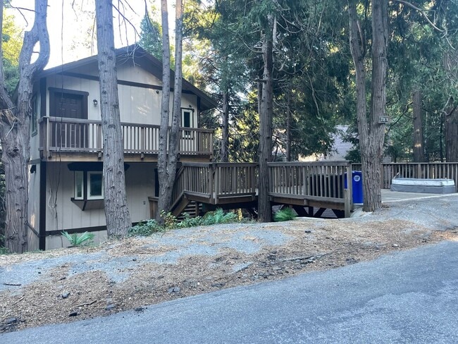 Photo - Fabulous mountain retreat freeway close!