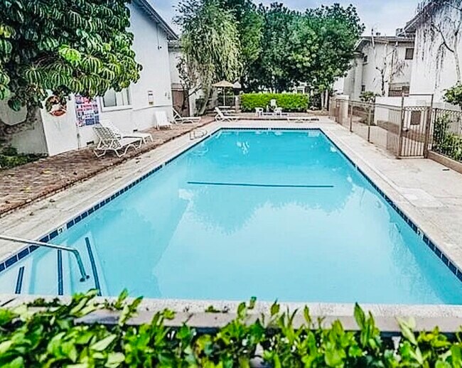 Photo - 18555 Collins St Townhome