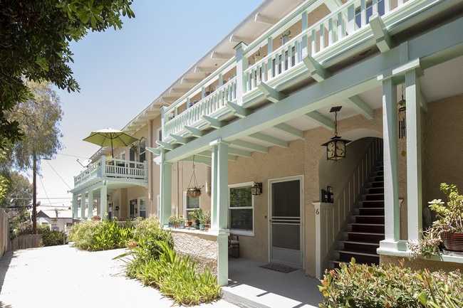 Photo - Stunning Upstairs 1BR in Downtown/Bankers Hill with Hardwood Flooring & Balcony! Unit 05