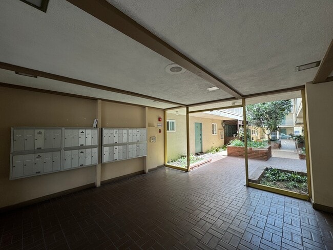 Photo - 5320 Zelzah Ave Unit 208