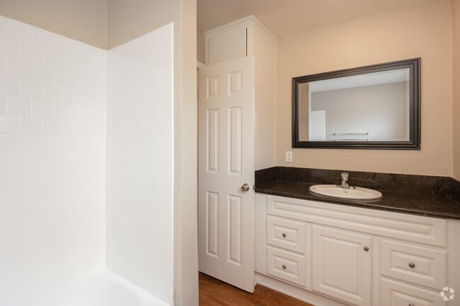 2BR, 1 BA - 650SF - Bathroom - Towne Centre at Orange