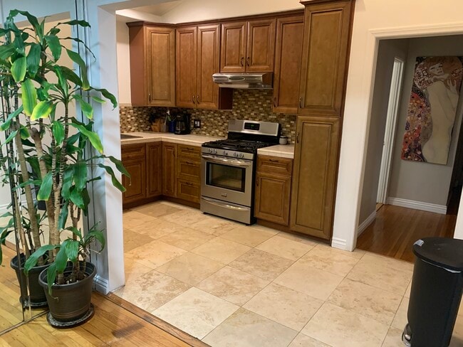 kitchen - 5037 Parkglen Ave