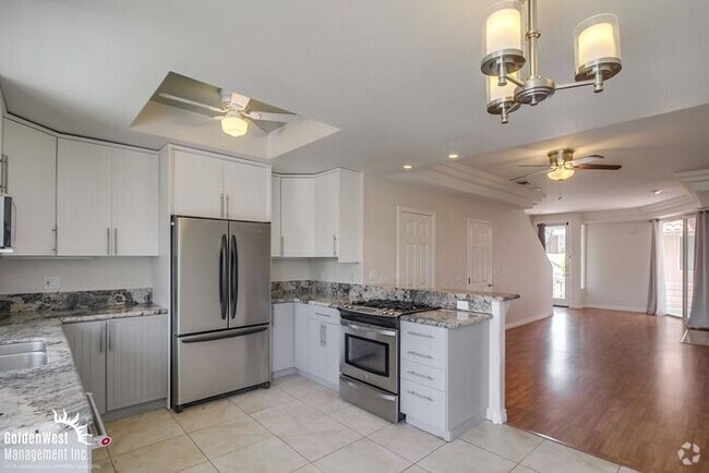 Building Photo - Modern 2Bdm 2.5Ba Town-home with Bonus Roo...