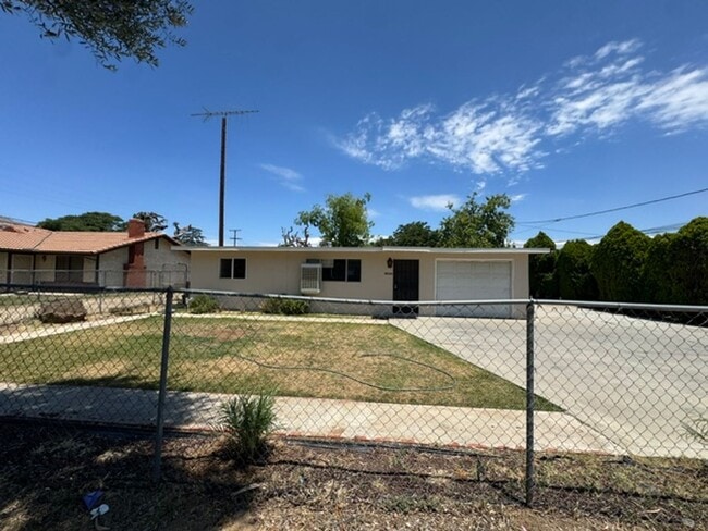 Building Photo - Beautifully renovated 2 bedroom home is now available for rent!