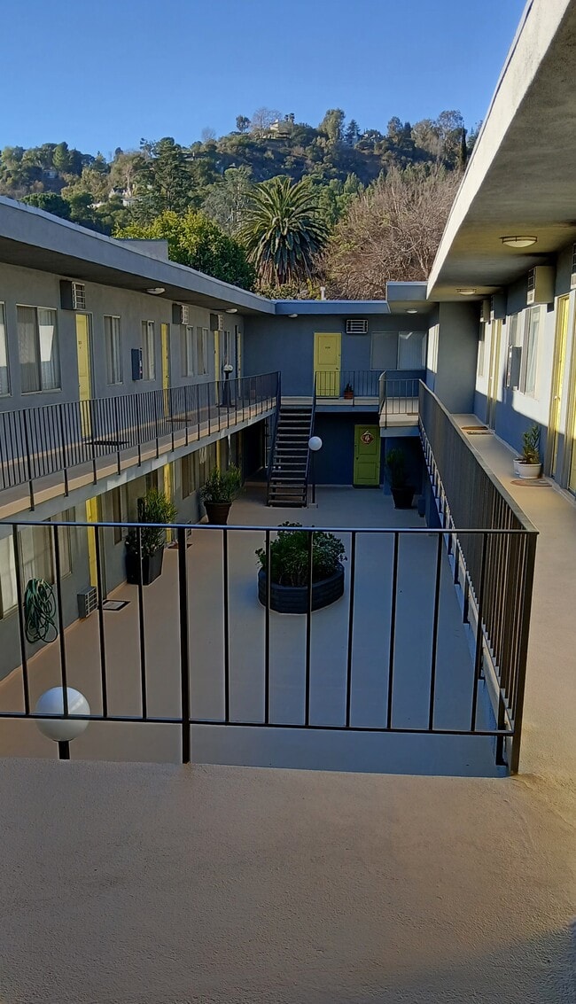 PEACEFUL COURTYARD - 3293 Cahuenga Blvd W Rental