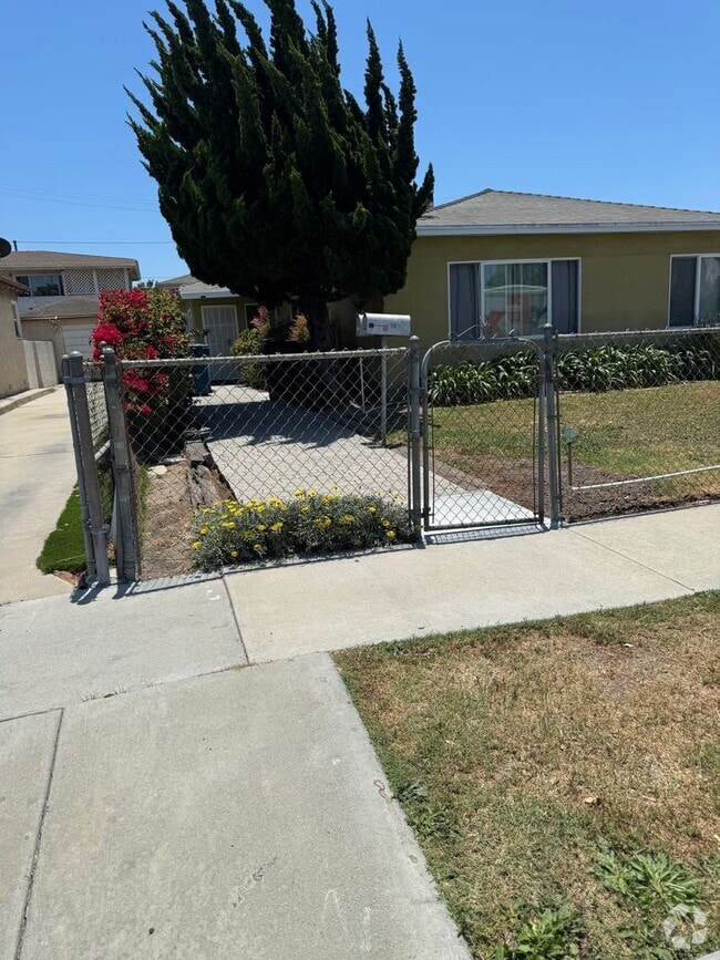Building Photo - LAWNDALE 3 BDRM DUPLEX FOR LEASE Rental