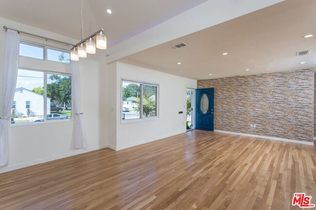 Photo - 5400 W 82nd St